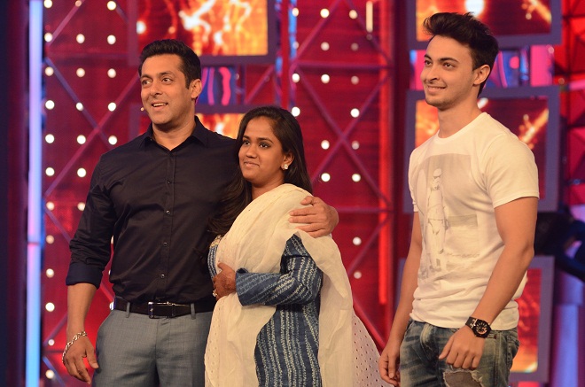Arpita & Aayush Sharma visit Salman Khan!